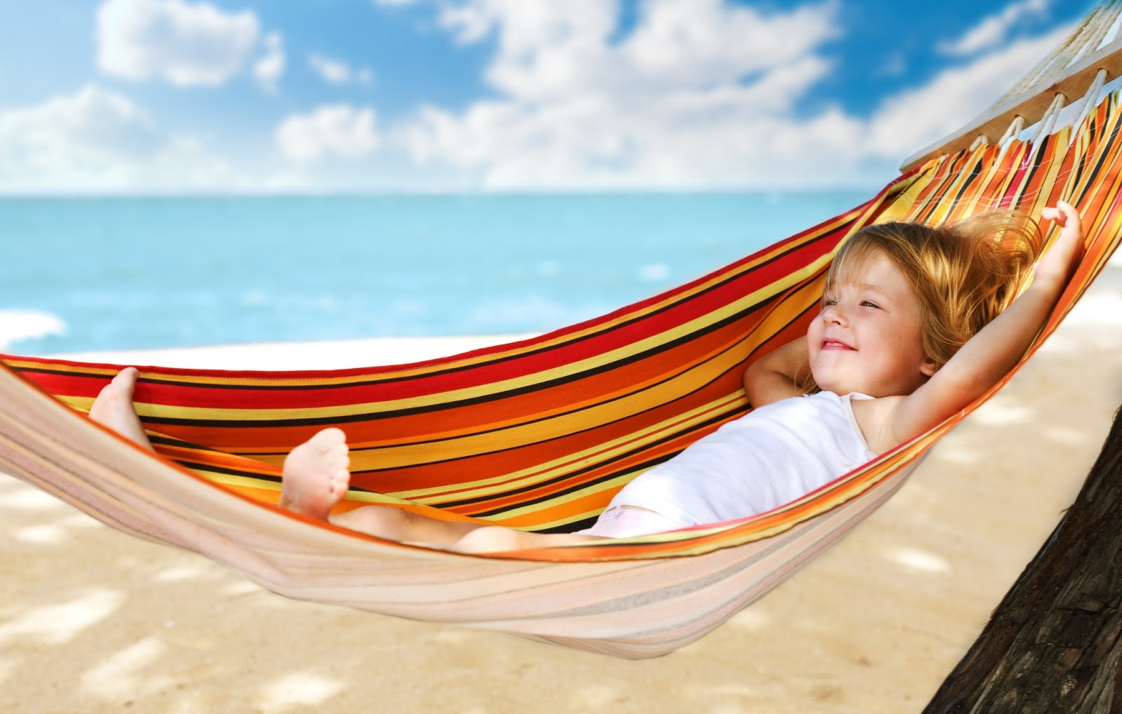 woman-relaxing-in-hammock-wallpapers4