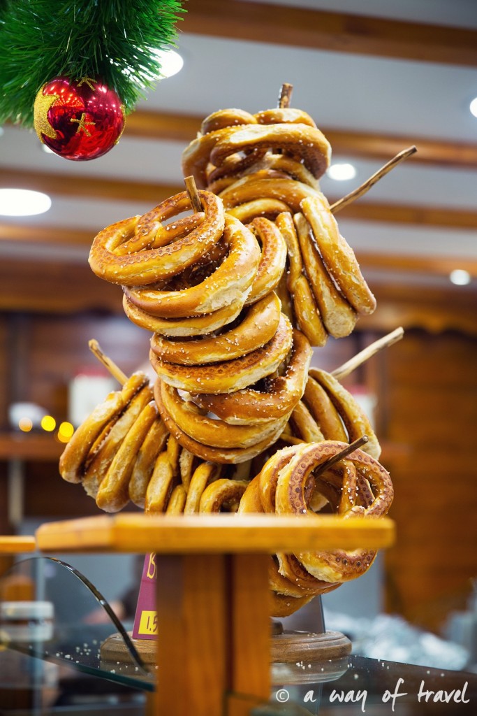 visit-strasbourg-marche-noel-christmas-market-capitale-bretzel-683x1024