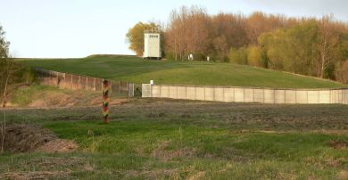 Grenzdenkmal_Hötensleben_mit_Grenzpfahl_Mauer (1)