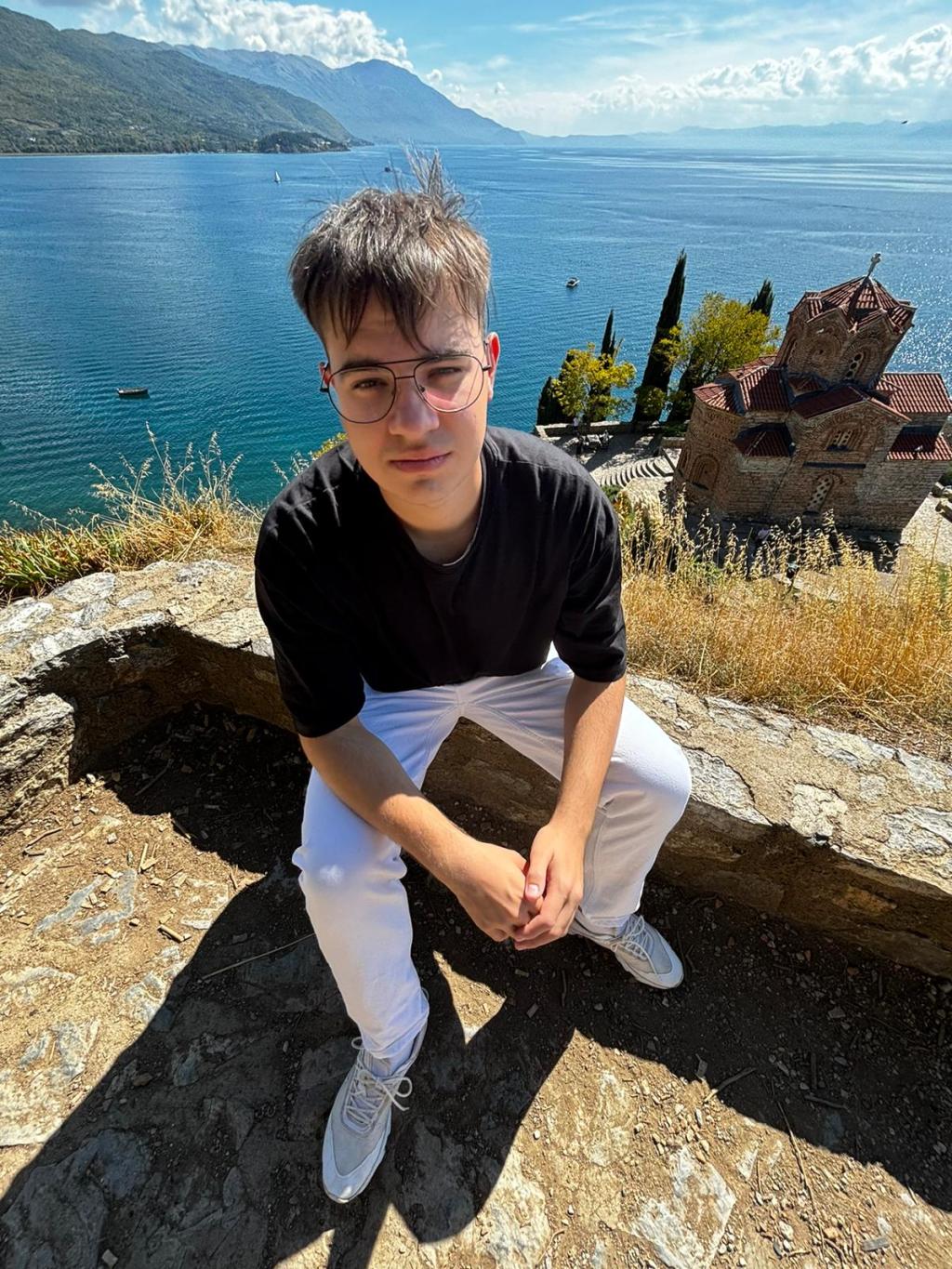 Travelling alone, but never&nbsp;lonely